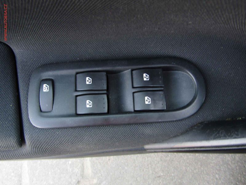 Renault Mégane (2008) 1.6i, 2.maj,ČR, AC, park - fotka 12 z 14