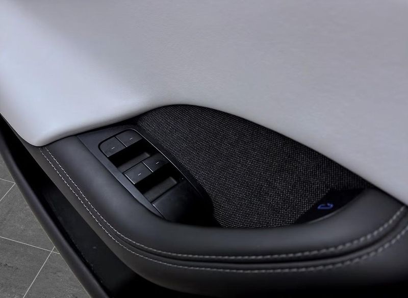 Tesla Model S LR AWD HW4 Bílý interiér Yoke  - fotka 9 z 17