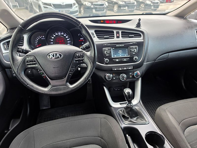 Kia Ceed (2015) 1.4 i TOP STAV - fotka 13 z 23