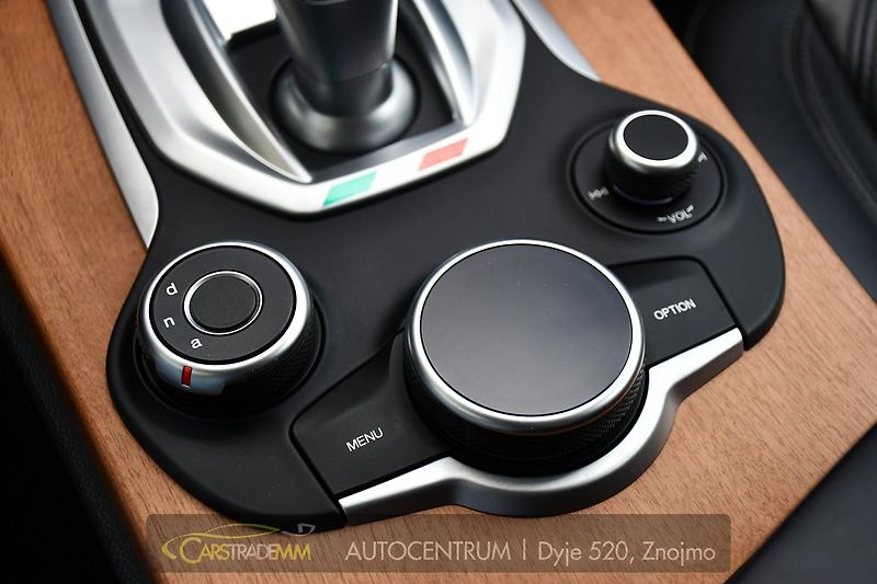 Alfa Romeo Stelvio 2.0 Q4 VELOCE - fotka 35 z 52