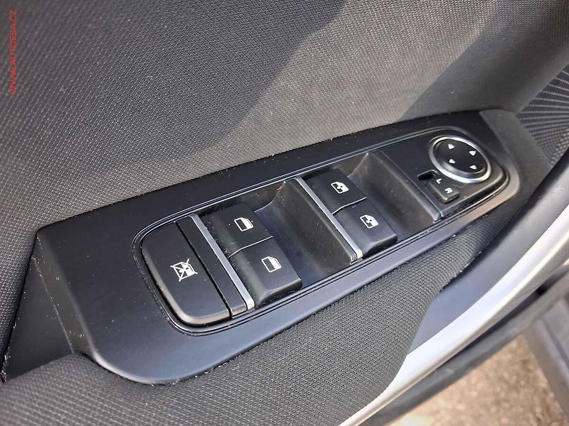Kia Ceed (2022) 1.5 T-GDi, ČR, AC, park - fotka 13 z 16