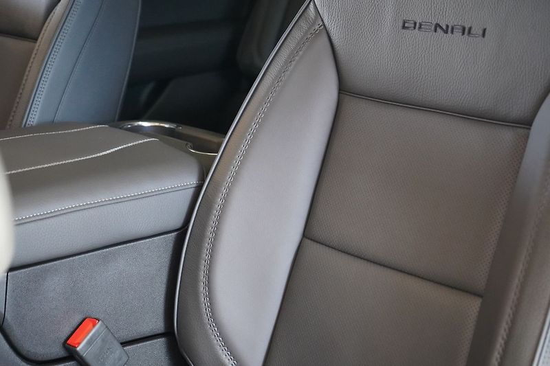 GMC Yukon (2026) Denali 6.2 V8 - fotka 19 z 59