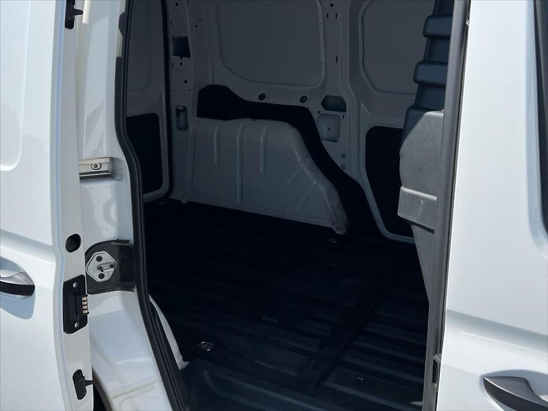 Volkswagen Caddy 2,0 TDi 75kW skříň - fotka 13 z 23