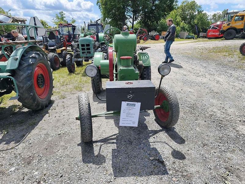 Žlutý Zetor 25 ve Skalné. V roce 1946 ho nastříkali barvou po Afrikakorpsu