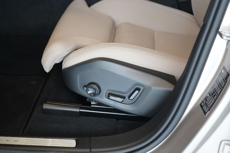 Volvo XC60 B5 PLUS Dark, Harman, 360° - fotka 20 z 42