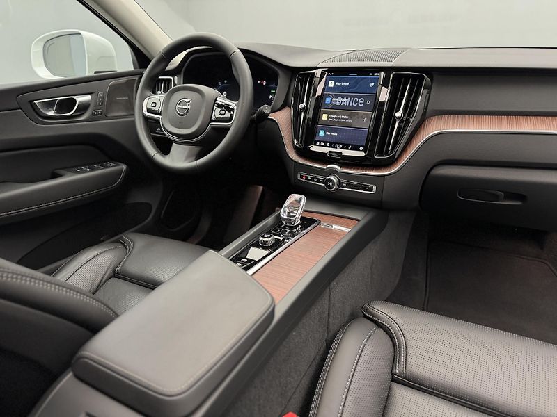 Volvo XC60 T8 AWD BRIGHT PLUS REZERVACE - fotka 25 z 48