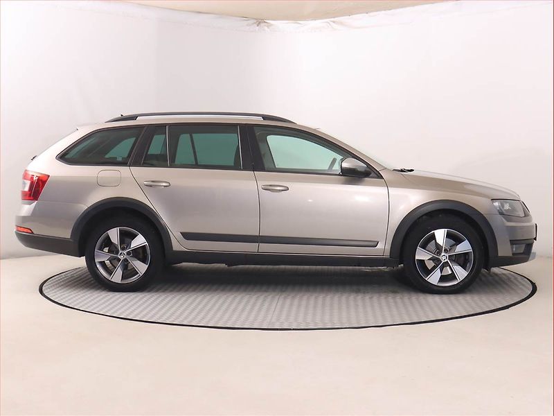 Škoda Octavia (2015) Scout 2.0 TDI, 4X4, Automat - fotka 6 z 20