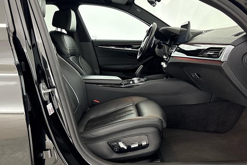BMW Řada 5 540d xDrive - fotka 12 z 28