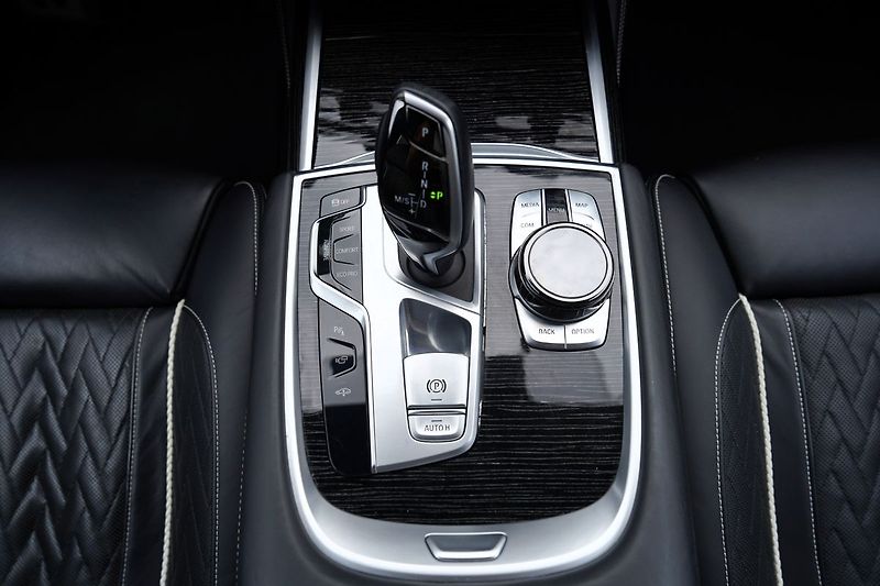 BMW Řada 7 740d xDrive/Laser/M paket/20/Č - fotka 37 z 50