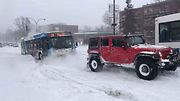 Kolektivní snaha při vyprošťování autobusu v Montrealu