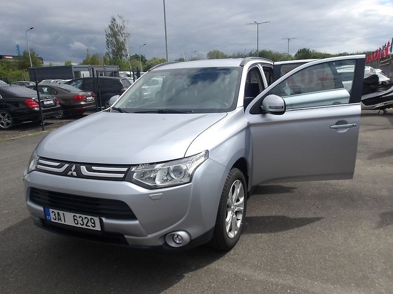Mitsubishi Outlander 2,3DI-D 4x4 ČR 7 MÍST ! 2.MAJ. - fotka 7 z 39