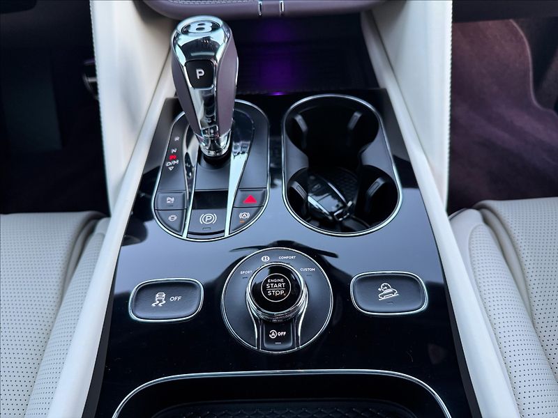 Bentley Bentayga Extended Wheelbase Azure V8 - fotka 16 z 32