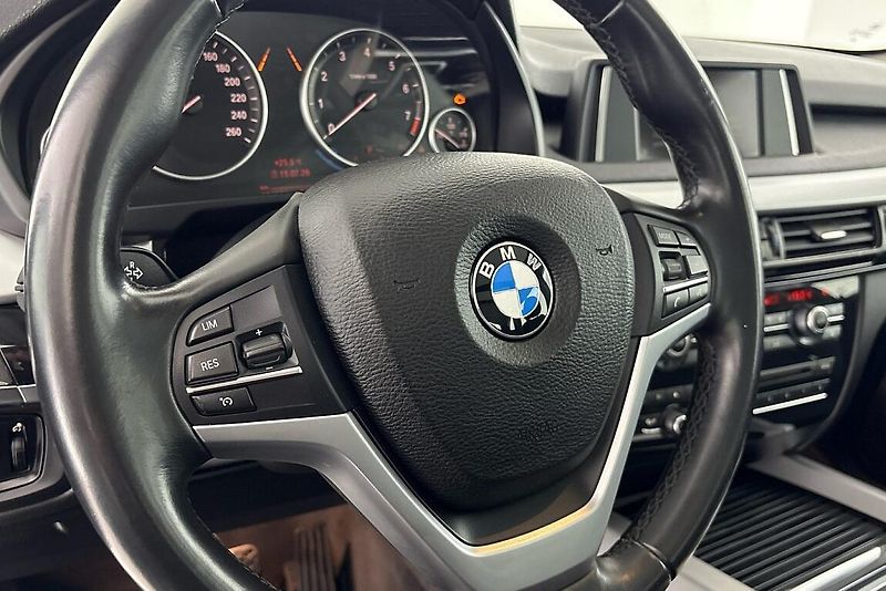 BMW X5 xDrive 35i - fotka 18 z 26