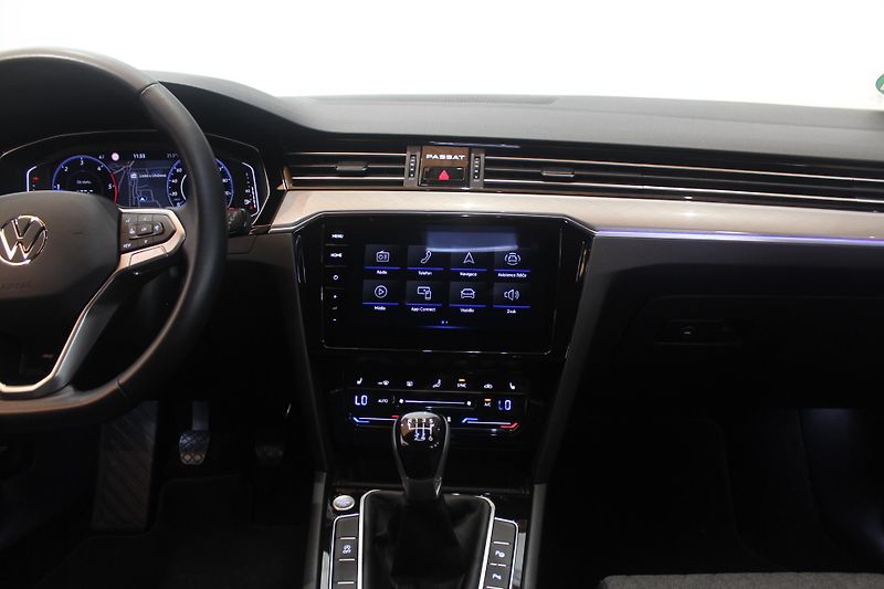 Volkswagen Passat (2023) 2.0TDI R-Line Paket Nez.Topení - fotka 28 z 41