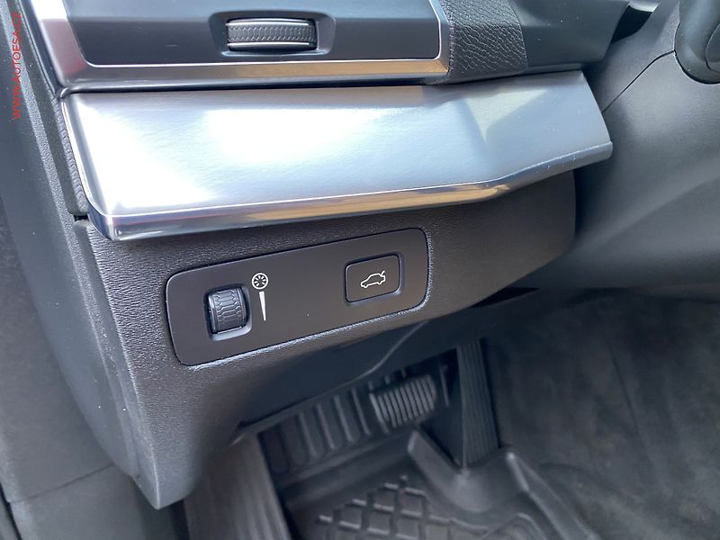 Volvo XC90 (2016) 2.0 D, Momentum, AT - fotka 17 z 20
