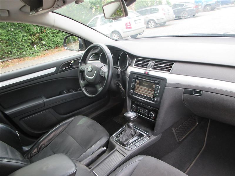 Škoda Superb 2,0 TDi Závada Přev. Panorama - fotka 14 z 30