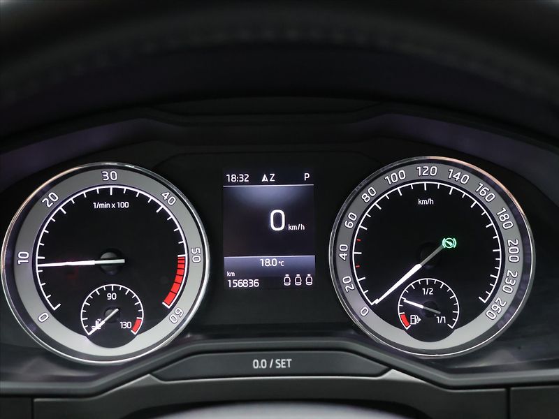 Škoda Superb 2,0 TDI DSG 4x4 CZ Style DPH - fotka 17 z 33