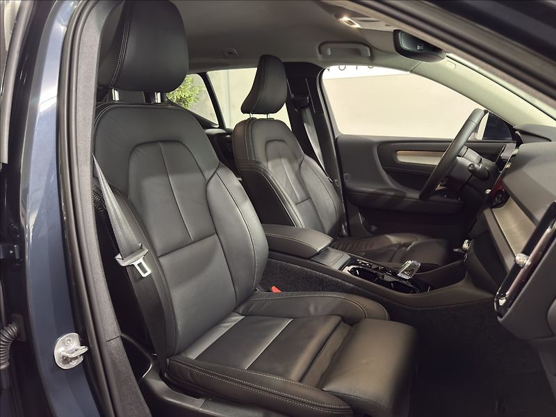 Volvo XC40 2,0   B4 AWD MOMENTUM DPH - fotka 26 z 35