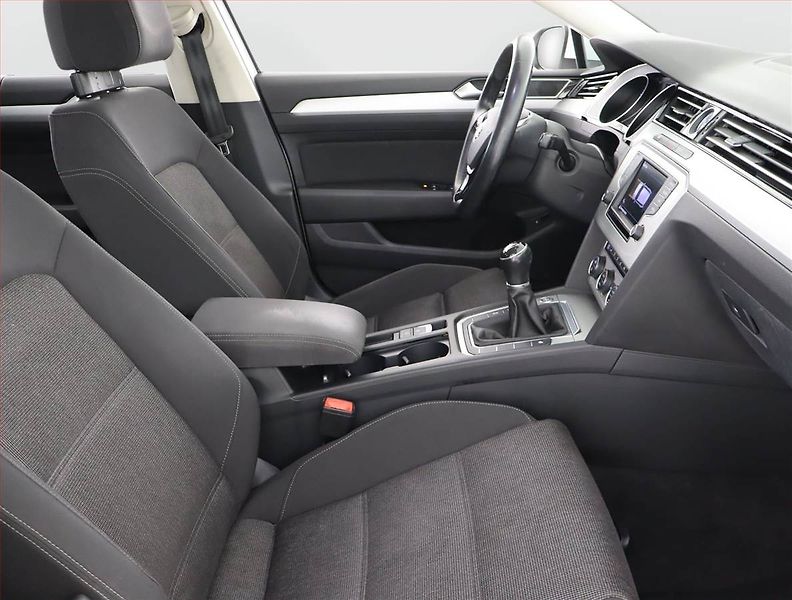 Volkswagen Passat (2017) Comfortline 1.8 TSI, ČR,1.maj - fotka 9 z 21