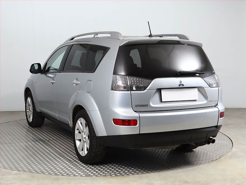 Mitsubishi Outlander (2009) 2.2 DI-D, 4X4, 7 míst, Navi - fotka 4 z 22