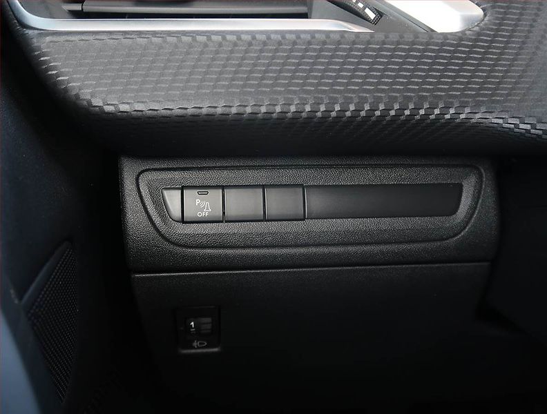 Peugeot 2008 (2018) Active 1.2 PureTech - fotka 19 z 21
