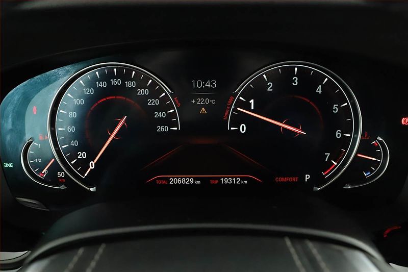 BMW Řada 5 (2018) Luxury Line 540i xDrive - fotka 16 z 20