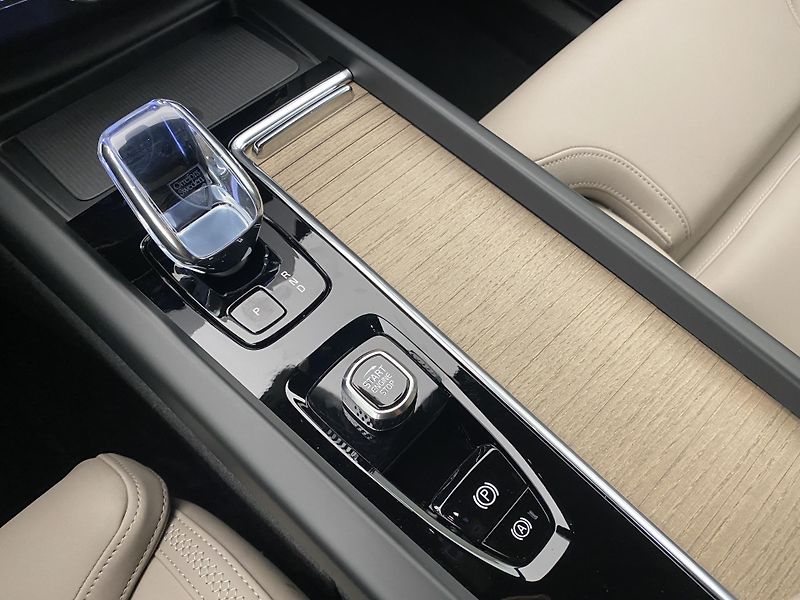 Volvo XC60 B5 AWD DARK PLUS AUT CZ - fotka 26 z 51