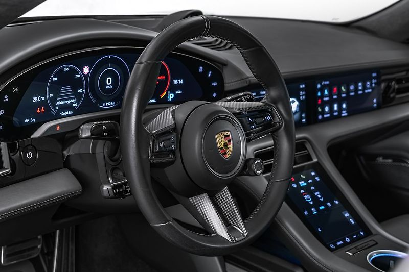 Porsche Taycan PDCC, ventilace, pano - fotka 18 z 41