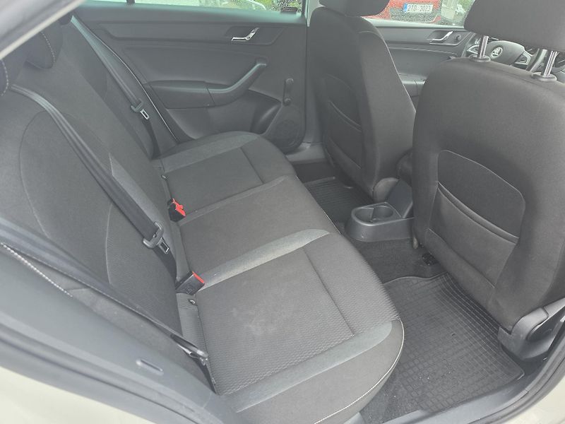 Škoda Rapid 1.2 TSI Park Senzor  - fotka 12 z 18