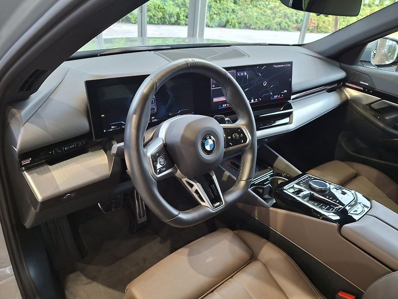 BMW Řada 5 520d xDrive Touring M-Sport - fotka 9 z 34
