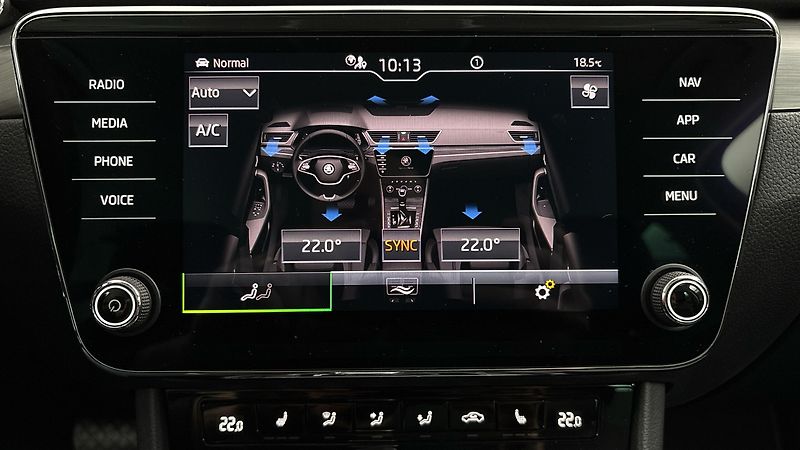 Škoda Superb 2.0 TDI DSG Style Combi - fotka 27 z 30