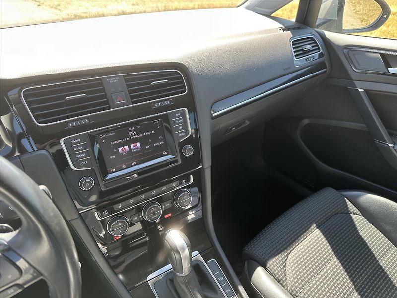 Volkswagen Golf 1,4 TSI 90kW DSG Highline Xeno - fotka 21 z 35