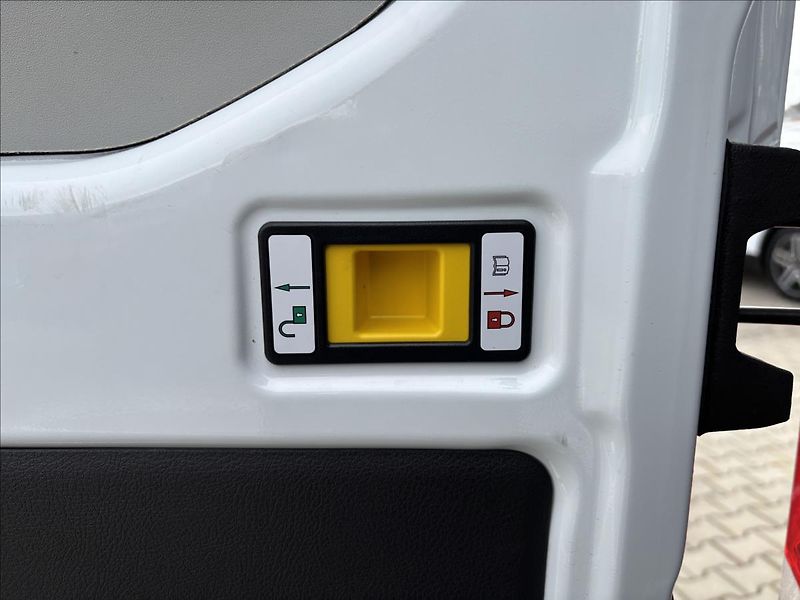 Ford Transit 2,0 EcoBlue 121kW L4 DPH - fotka 13 z 43