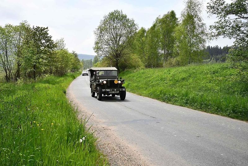 Historická vozidla a motorky projely v sobotu Českým lesem v rámci vyjížďky zvané Po pašeráckých stezkách.