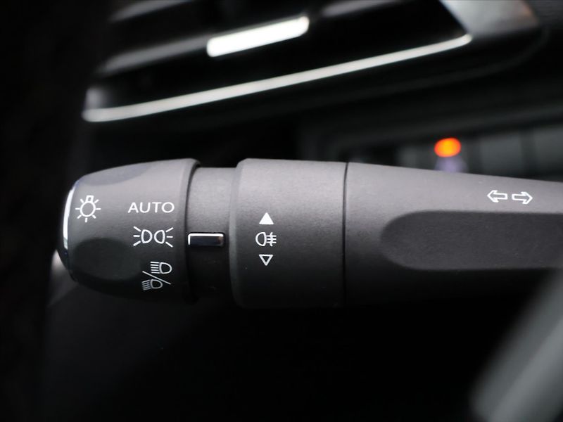 Peugeot 5008 1,2 PT 96kW Allure 7-Míst CZ - fotka 16 z 32