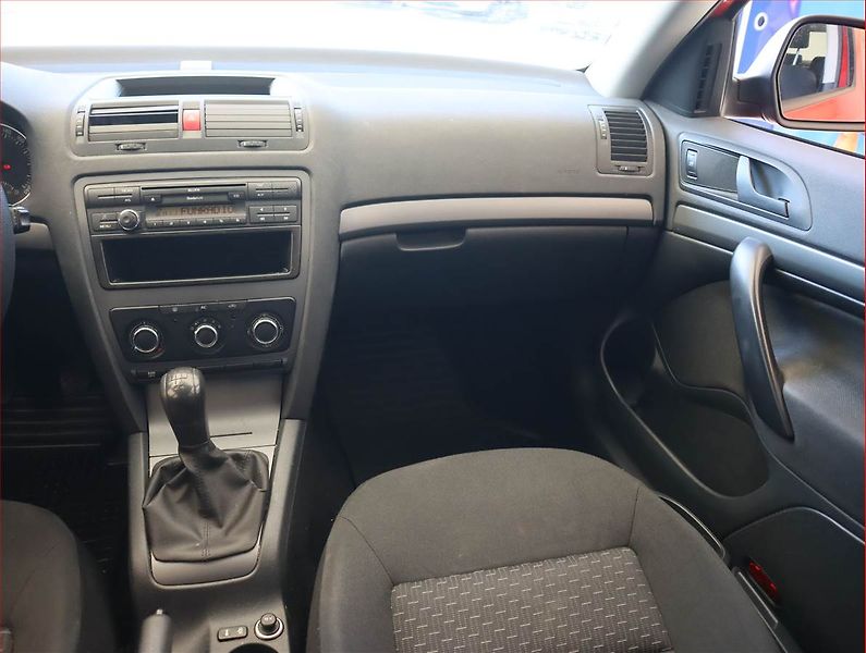 Škoda Octavia (2012) 1.6, Serv.kniha, Tempomat - fotka 8 z 16