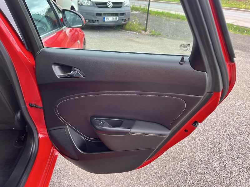 Opel Astra 1.6 TURBO 125KW,EXCLUSIVE,1MAJ - fotka 18 z 43