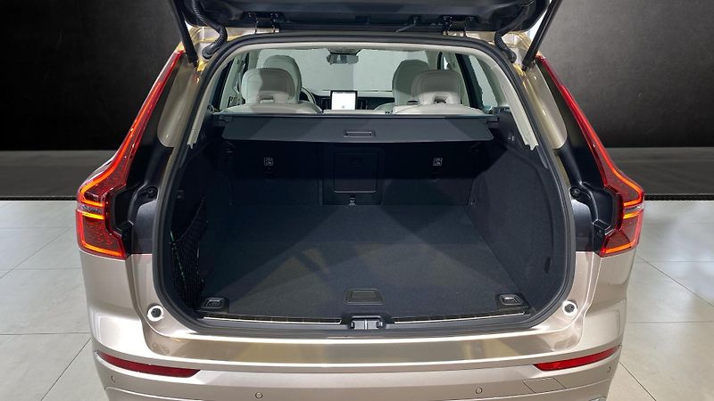 Volvo XC60 (2026) ULTRA BRIGHT, B5 AWD, 184+10 k - fotka 7 z 15