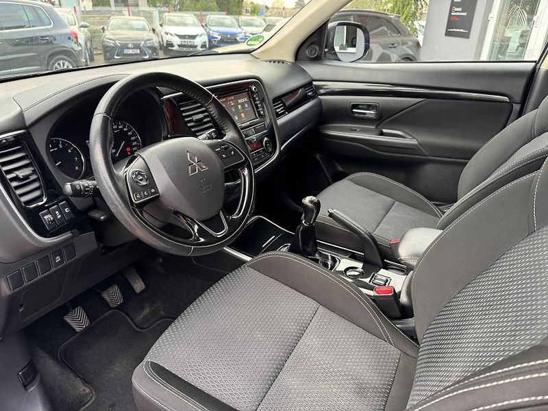 Mitsubishi Outlander (2019) 2.0i Mivec Navi Kamera - fotka 26 z 50