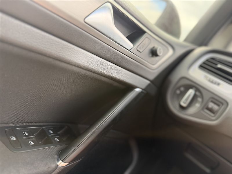 Volkswagen Golf 1,6 TDI 81kW DSG NAVI - fotka 18 z 27