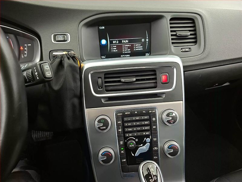 Volvo V60 (2017) D3 2.0, Automat, Xenony - fotka 12 z 20