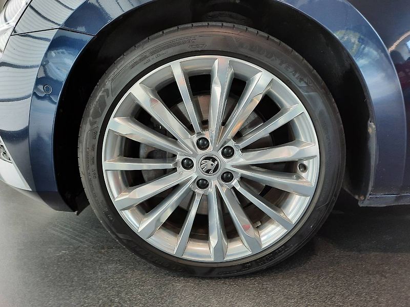 Škoda Superb (2020) Laurin&Klement 2.0 TSI 4x4 (20 - fotka 29 z 30