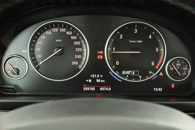 BMW Řada 5 (2015) 520d, Kůže, Bi-Xenony - fotka 13 z 20