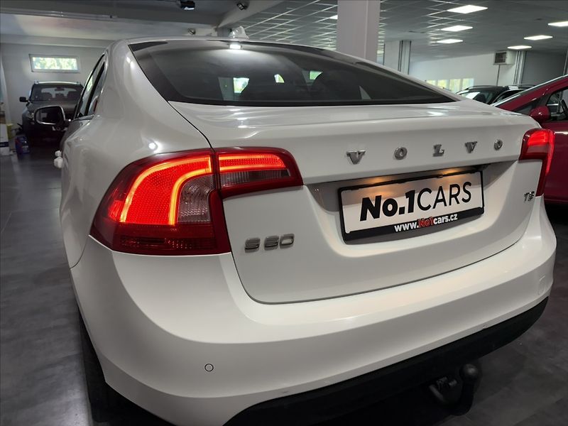 Volvo S60 1,6   T3 SUMMUM XENON BLIS - fotka 29 z 33