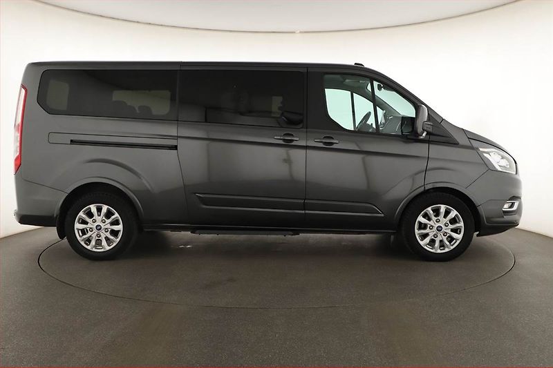 Ford Tourneo Custom (2023) Titanium 2.0 EcoBlue, ČR - fotka 6 z 16