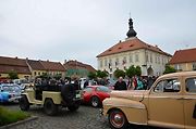 Veteránský závod odstartoval ve Velvarech na náměstí. Cíl byl na náměstí ve Slaném.