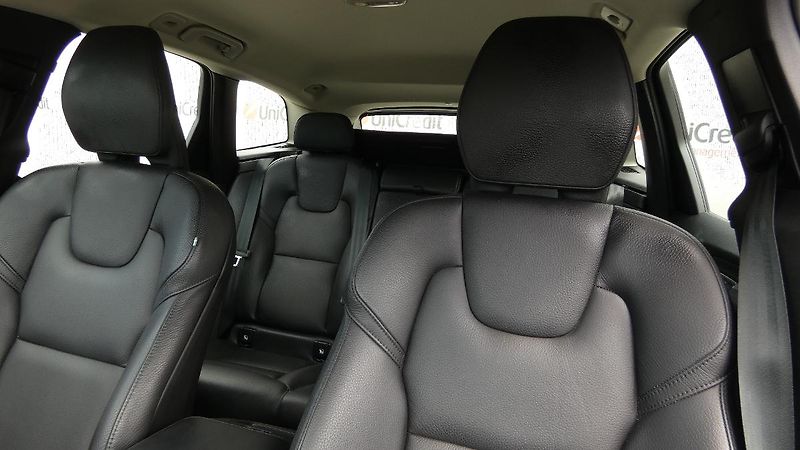 Volvo XC60 B4 mHEV AWD Plus Dark - fotka 7 z 23