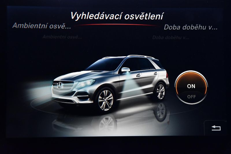 Mercedes-Benz GLE 350 d 4MATIC FACE,NAVI,LED,ČR - fotka 27 z 51
