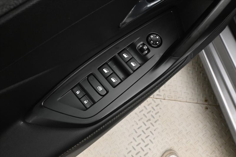 Peugeot 308 1,5 BlueHDI 96 kW ALLURE AT8 Z - fotka 25 z 31