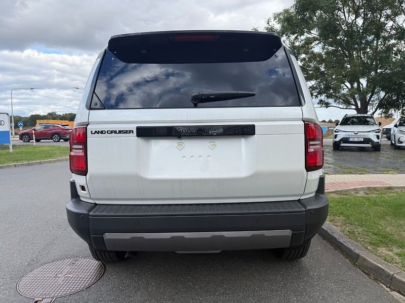 Toyota Land Cruiser MC 2027 EXECUTIVE Skyview 2.8D - fotka 5 z 13